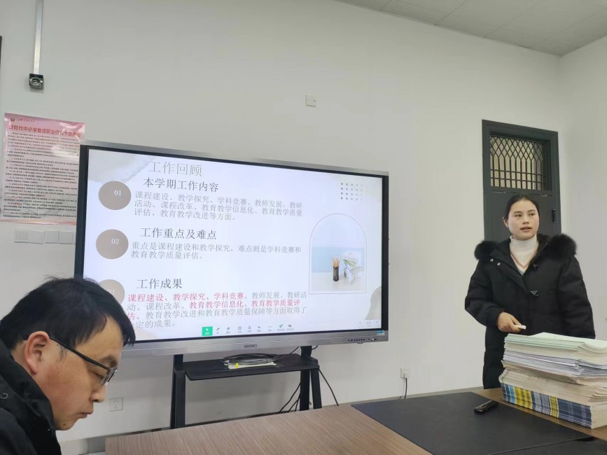 高一语文教研组长陶翰老师从"教学工作总结,教研活动开展情况,学生